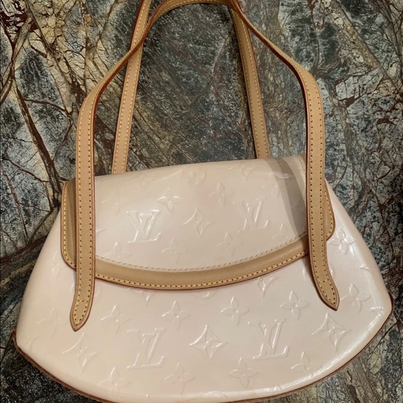 Louis Vuitton - Picture 7 of 8